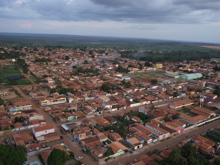 Vista aérea de Dom Eliseu, no Pará, com as ruas e os telhados da área urbana