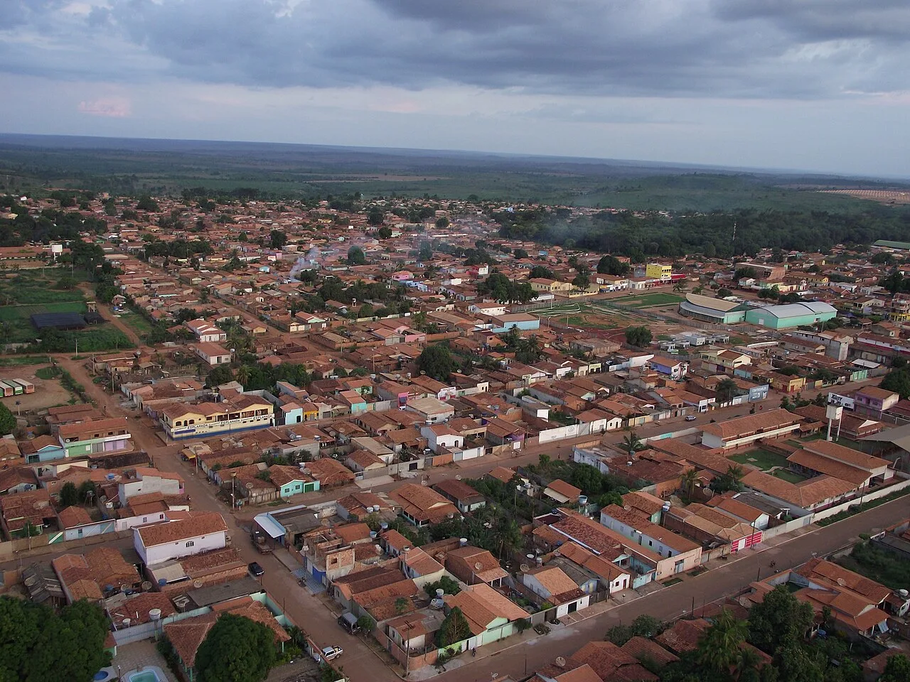 Vista aérea de Dom Eliseu, no Pará, com as ruas e os telhados da área urbana